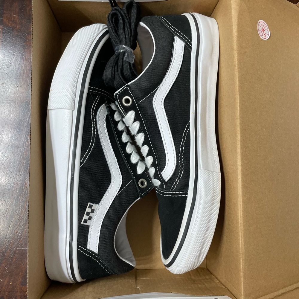 WORN ONCE - VANS Skateboarding | Skate Old School (Black & White)- Size 8M/10W